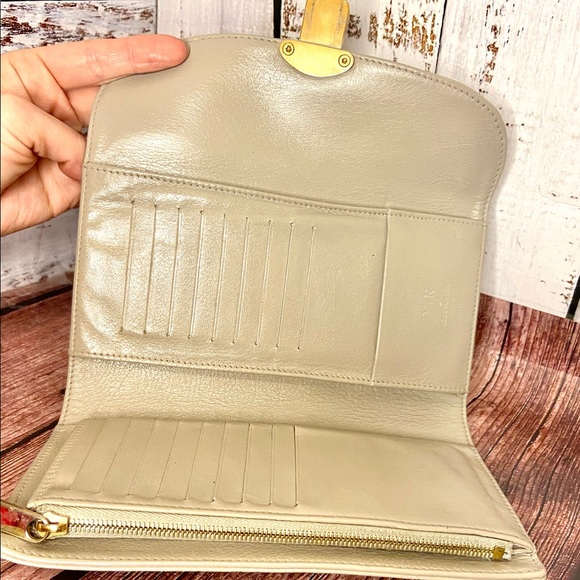 Louis Vuitton Mahina Amelia wallet - Picture 10 of 16